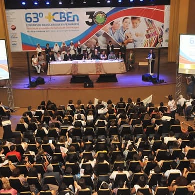 Plenária do Congresso Brasileiro de Enfermagem com auditório lotado