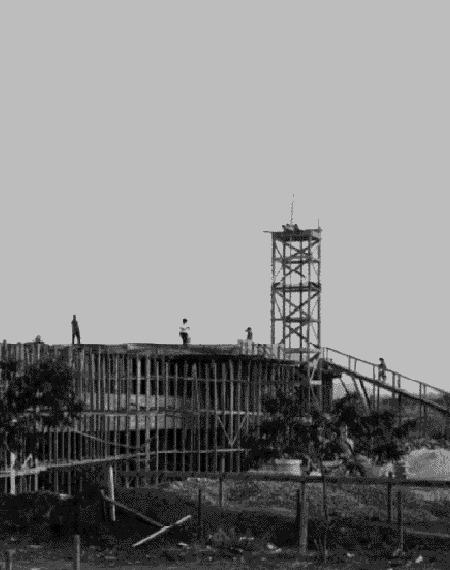 Estrutura da sede da ABEn em construção, com torre de madeira
